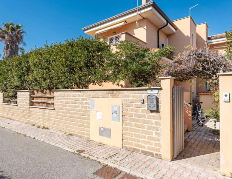 casa indipendente in vendita a Fiumicino in zona Fregene