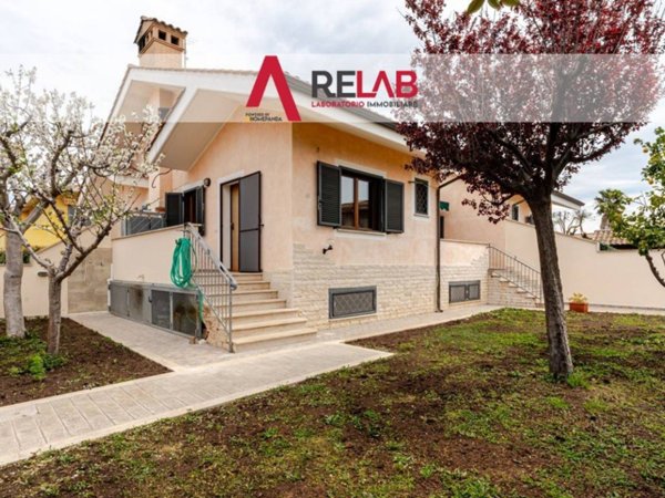 casa indipendente in vendita a Fiumicino in zona Aeroporto 
