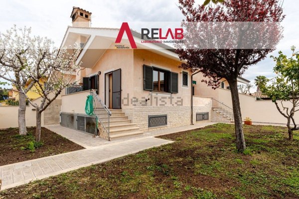 casa indipendente in vendita a Fiumicino in zona Isola Sacra