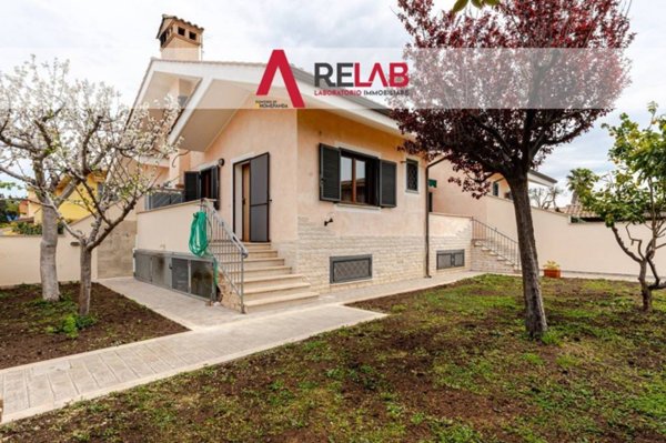 casa indipendente in vendita a Fiumicino in zona Isola Sacra