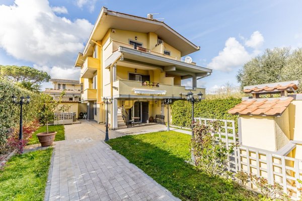 casa indipendente in vendita a Fiumicino in zona Fregene