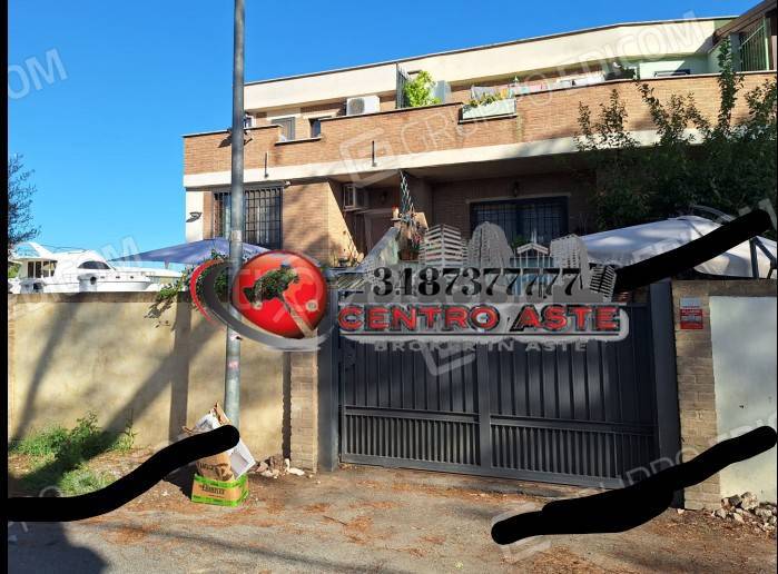 casa indipendente in vendita a Fiumicino in zona Isola Sacra