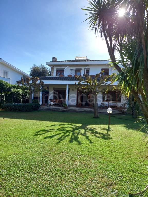 casa indipendente in vendita a Fiumicino in zona Fregene