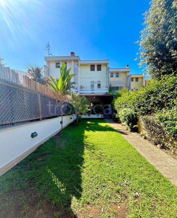 casa indipendente in vendita a Fiumicino in zona Fregene