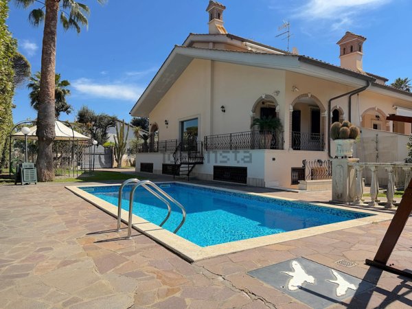 casa indipendente in vendita a Fiumicino