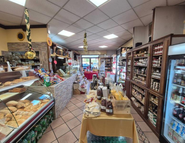 negozio in vendita a Fiumicino in zona Isola Sacra