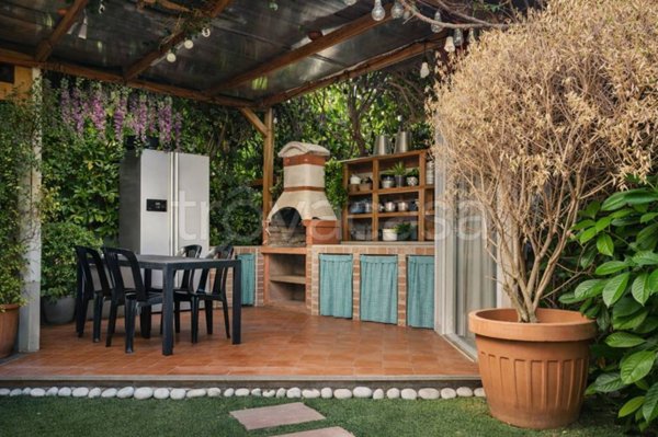 casa indipendente in vendita a Fiumicino in zona Isola Sacra