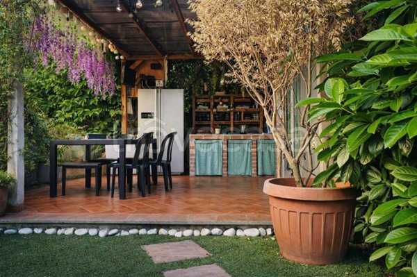 casa indipendente in vendita a Fiumicino in zona Isola Sacra