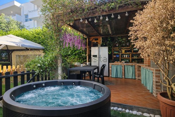 casa indipendente in vendita a Fiumicino in zona Isola Sacra