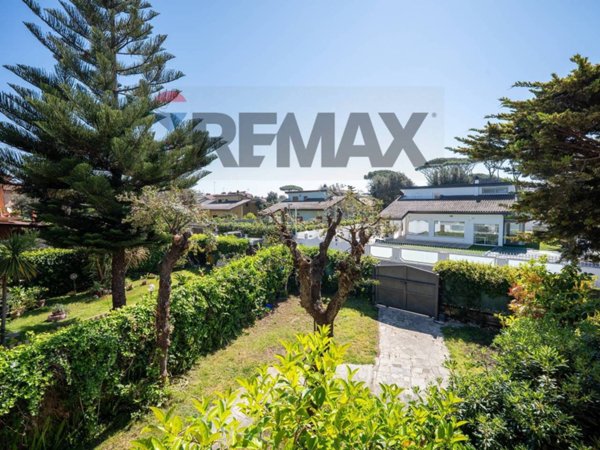 casa indipendente in vendita a Fiumicino in zona Fregene