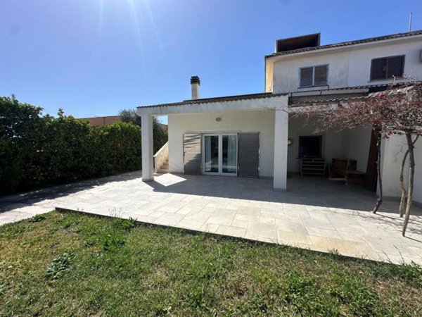 casa indipendente in vendita a Fiumicino in zona Focene