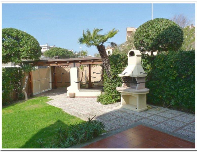 casa indipendente in vendita a Fiumicino in zona Fregene