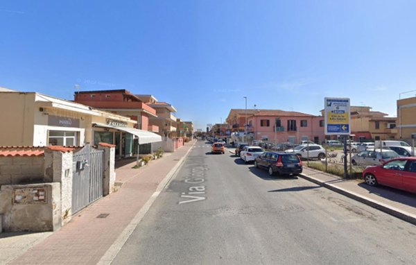 locale commerciale in vendita a Fiumicino in zona Isola Sacra