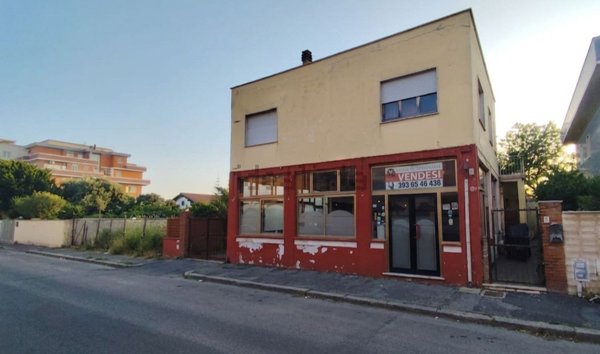 locale commerciale in vendita a Fiumicino