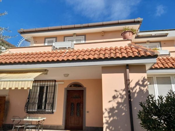 casa indipendente in vendita a Fiumicino in zona Isola Sacra
