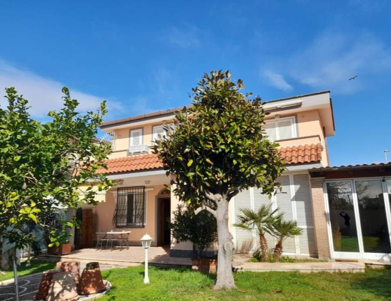 casa indipendente in vendita a Fiumicino in zona Isola Sacra