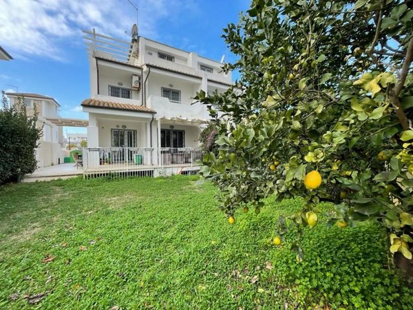 casa indipendente in vendita a Fiumicino in zona Fregene