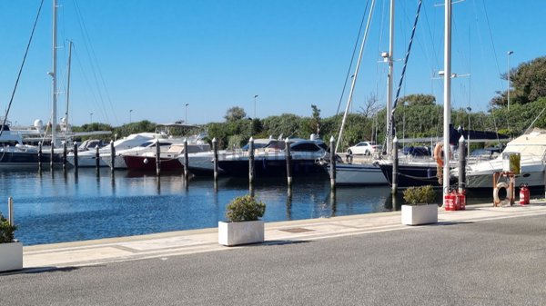 negozio in vendita a Fiumicino in zona Isola Sacra