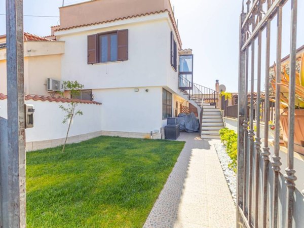 casa indipendente in vendita a Fiumicino in zona Isola Sacra