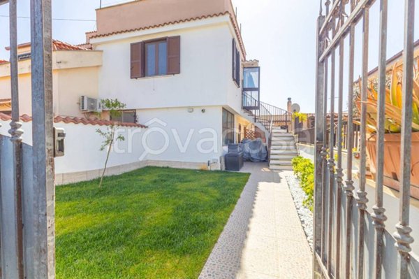 casa indipendente in vendita a Fiumicino in zona Isola Sacra