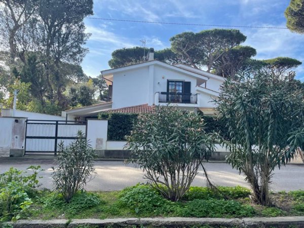 casa indipendente in vendita a Fiumicino in zona Fregene