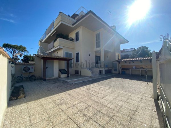 casa indipendente in vendita a Fiumicino
