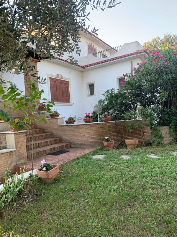 casa indipendente in vendita a Fiumicino in zona Aeroporto 