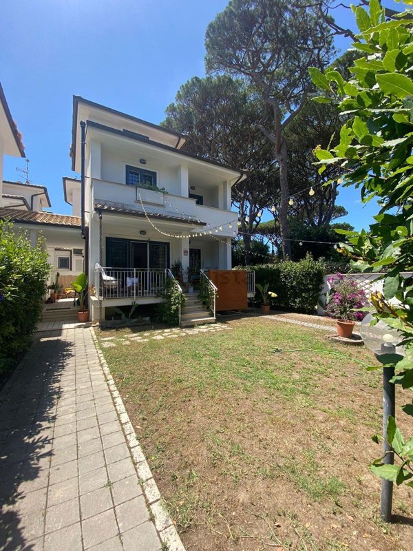 casa indipendente in vendita a Fiumicino in zona Fregene