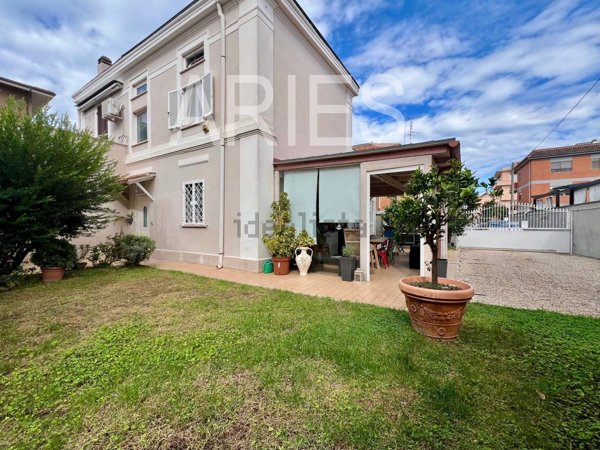 casa indipendente in vendita a Fiumicino