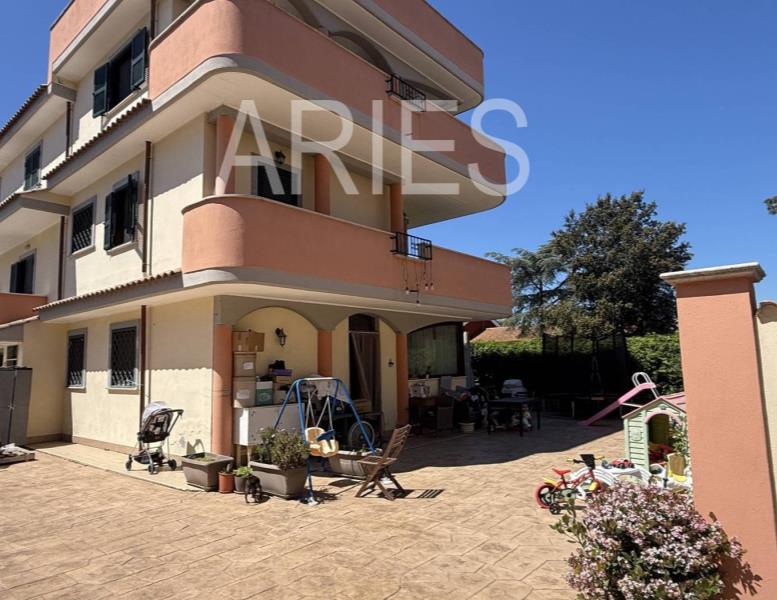 casa indipendente in vendita a Fiumicino in zona Isola Sacra