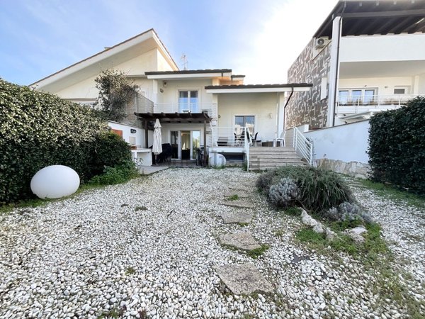 casa indipendente in vendita a Fiumicino in zona Fregene