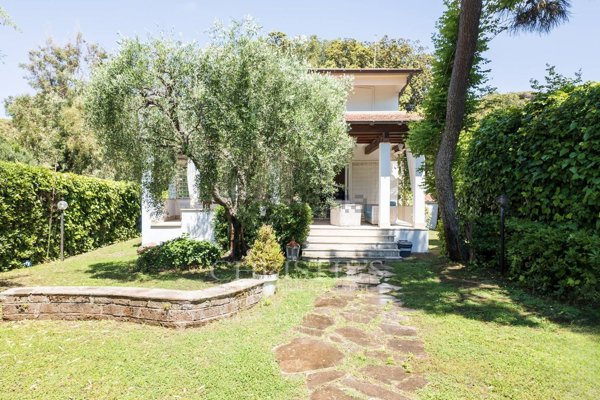 casa indipendente in vendita a Fiumicino in zona Fregene