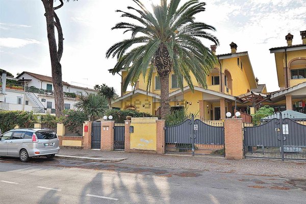 casa indipendente in vendita a Fiumicino in zona Fregene