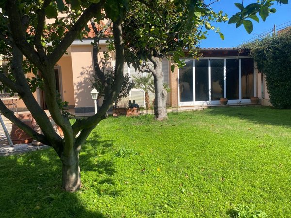 casa indipendente in vendita a Fiumicino in zona Isola Sacra