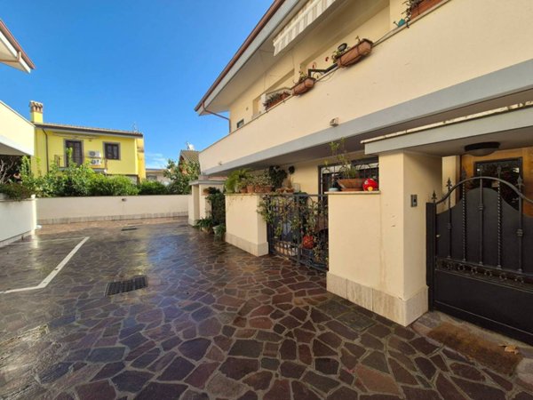 casa indipendente in vendita a Fiumicino in zona Isola Sacra