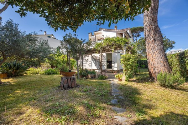 casa indipendente in vendita a Fiumicino in zona Fregene