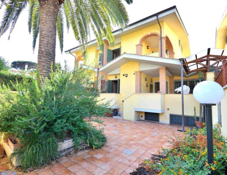 casa indipendente in vendita a Fiumicino in zona Fregene