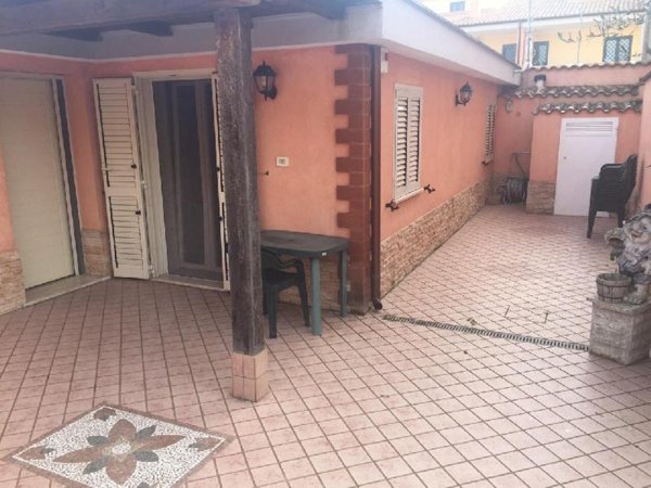 casa indipendente in vendita a Fiumicino in zona Isola Sacra