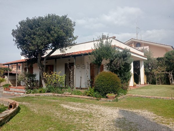 casa indipendente in vendita a Fiumicino in zona Isola Sacra
