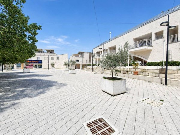 negozio in vendita a Fiumicino in zona Fregene