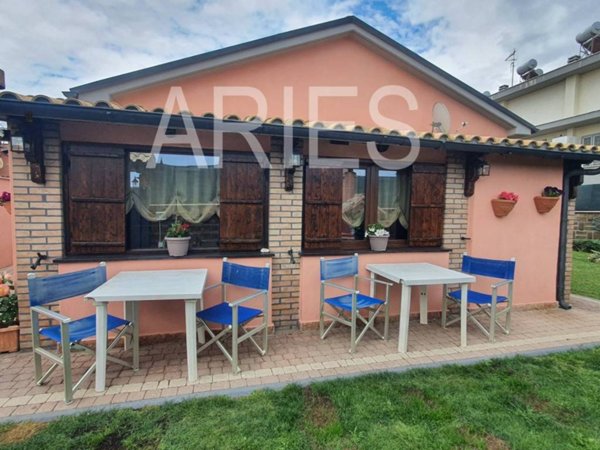 casa indipendente in vendita a Fiumicino in zona Isola Sacra
