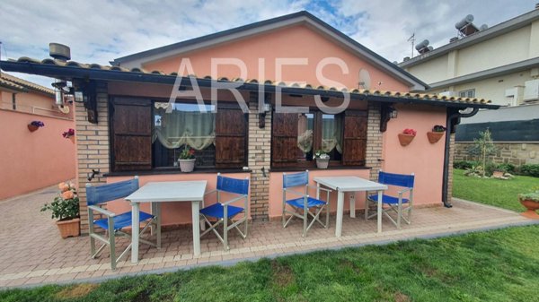 casa indipendente in vendita a Fiumicino