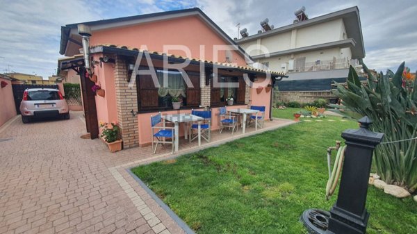 casa indipendente in vendita a Fiumicino