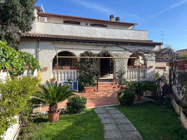 casa indipendente in vendita a Fiumicino in zona Focene