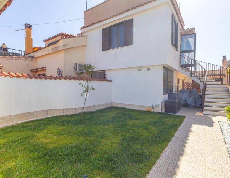 casa indipendente in vendita a Fiumicino in zona Isola Sacra