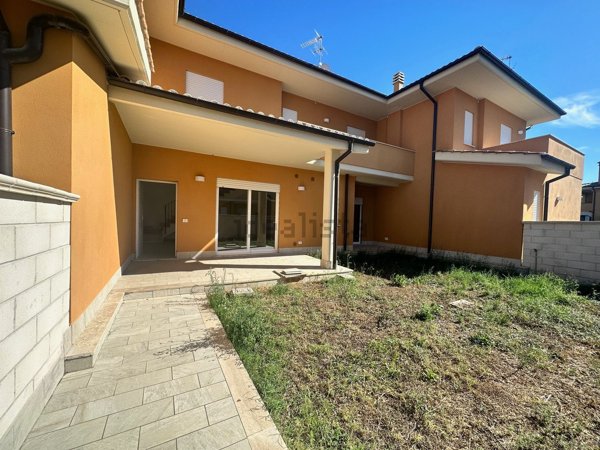 casa indipendente in vendita a Fiumicino
