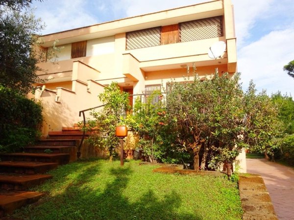 casa indipendente in vendita a Fiumicino in zona Fregene