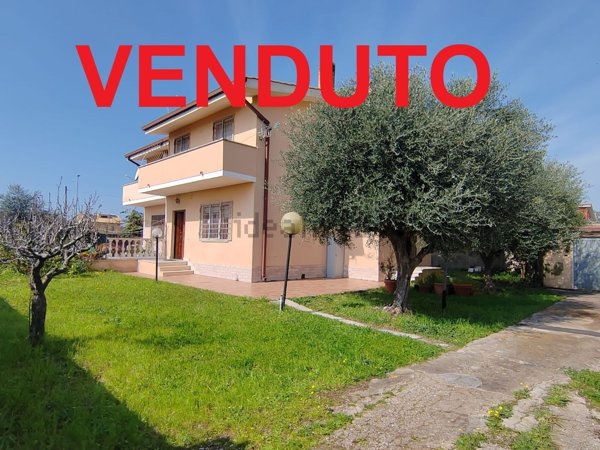 casa indipendente in vendita a Fiumicino