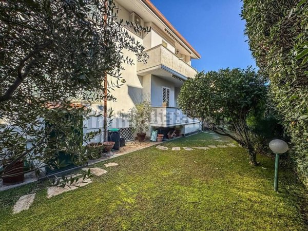 casa indipendente in vendita a Fiumicino