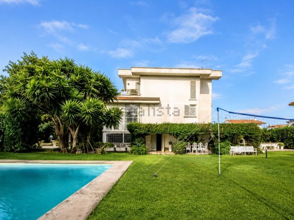 casa indipendente in vendita a Fiumicino in zona Fregene